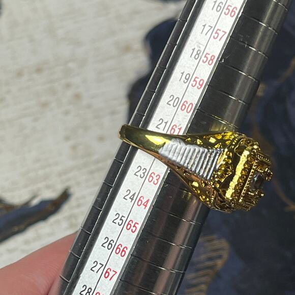 Estate Gold Tone CZ Ring Size 10 - Sparkling Beauty! - Picture 4 of 6